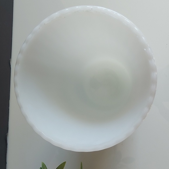 Vintage E.O Brody Milkglass Vase - Picture 3 of 5